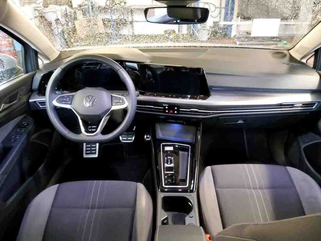 Volkswagen Golf 2024 г. Серый, пробег 32300 км