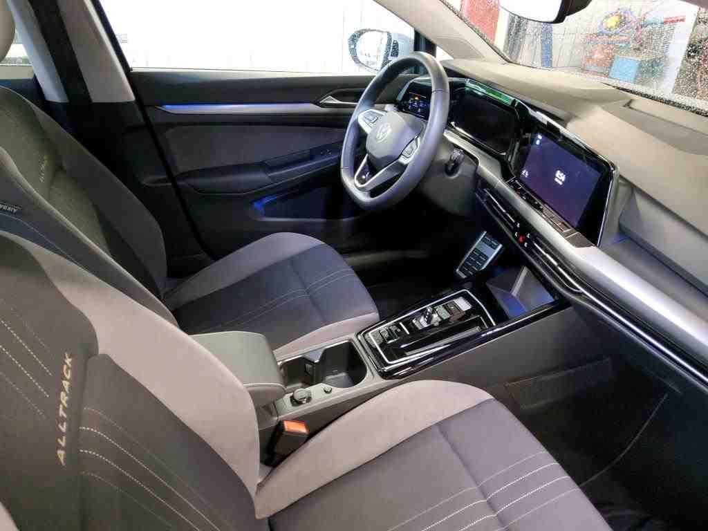 Volkswagen Golf 2024 г. Серый, пробег 32300 км