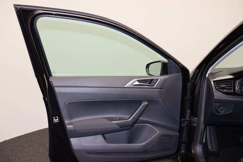 Volkswagen Polo 2023 г. Чёрный, пробег 42090 км