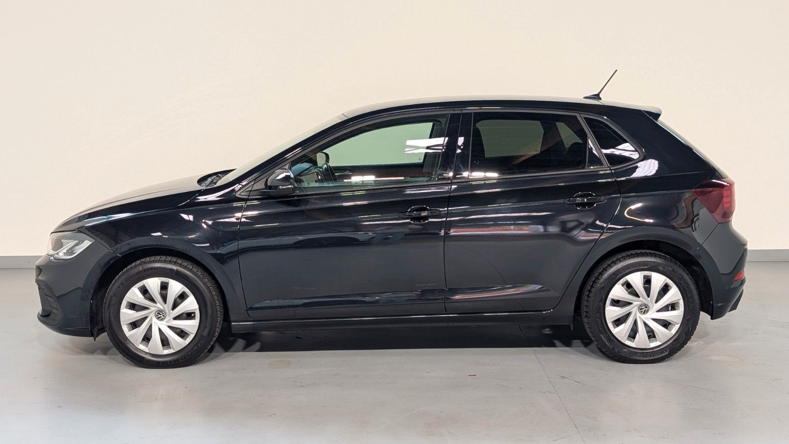 Volkswagen Polo 2023 г. Чёрный, пробег 46099 км