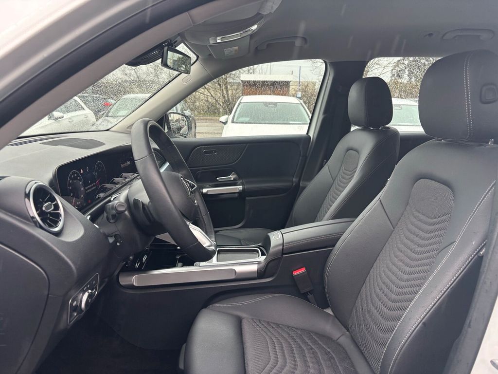 Mercedes-Benz GLB 180 2024 г. Белый, пробег 21878 км
