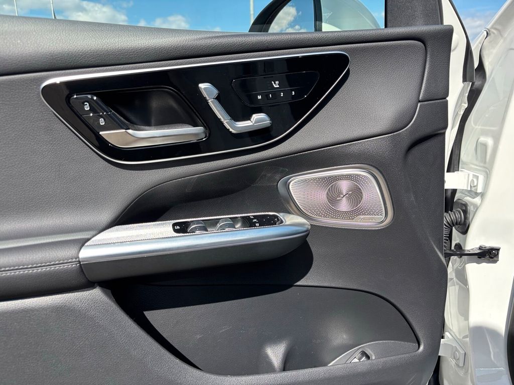 Mercedes-Benz GLC 220 2024 г. Белый, пробег 29975 км