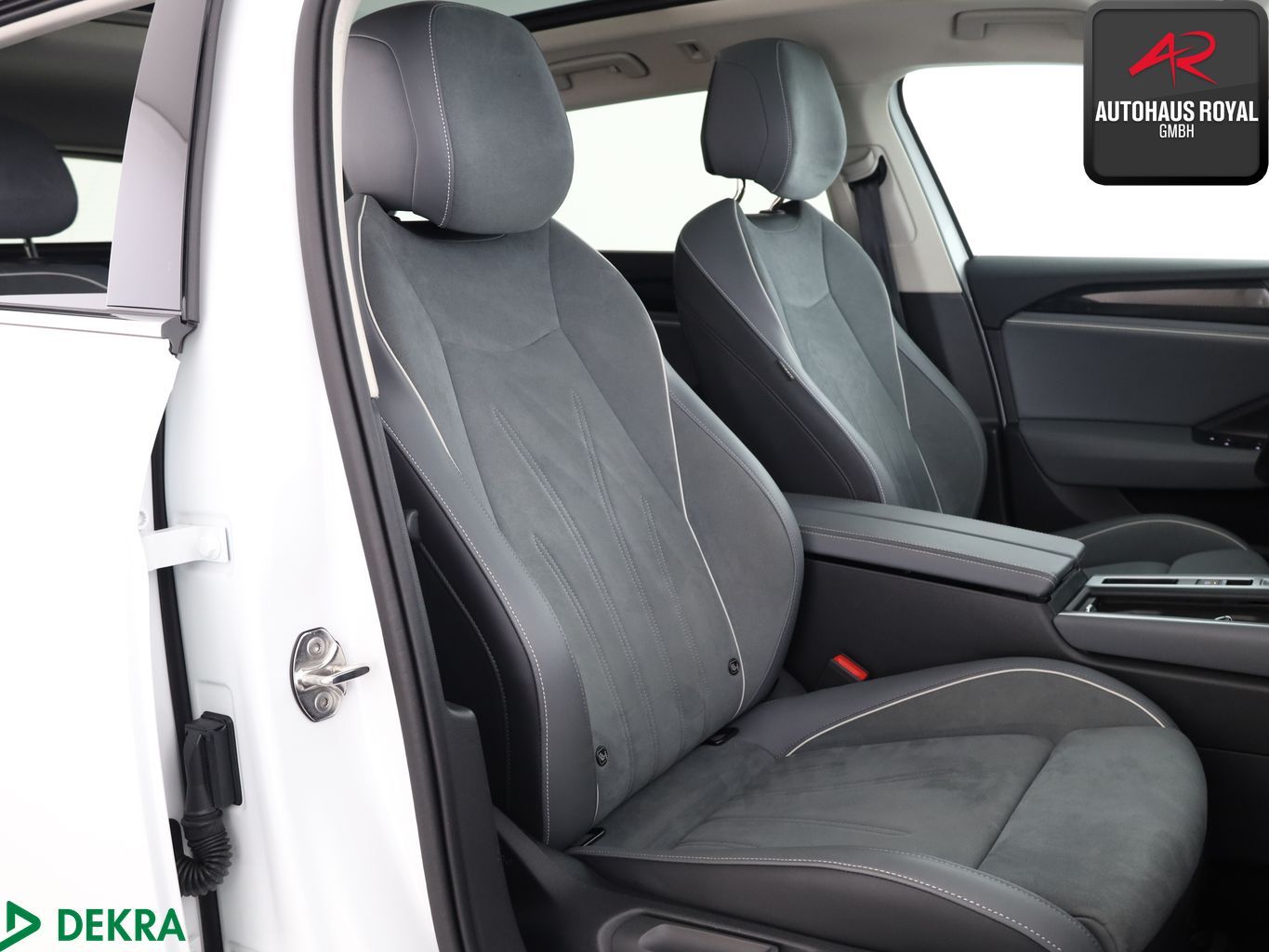 Volkswagen Passat 2024 г. Белый, пробег 23417 км