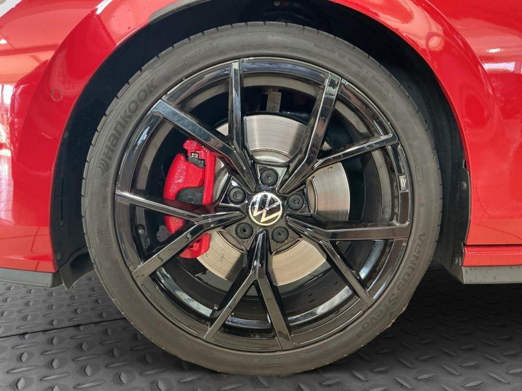 Volkswagen Golf 2025 г. Красный, пробег 24236 км