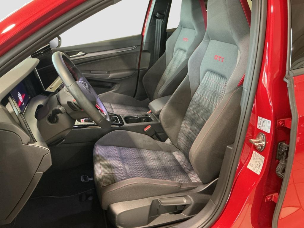 Volkswagen Golf 2025 г. Красный, пробег 24236 км