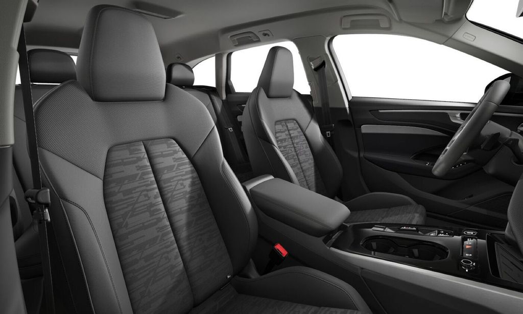 Audi A6 2026 г. Чёрный, пробег 28700 км