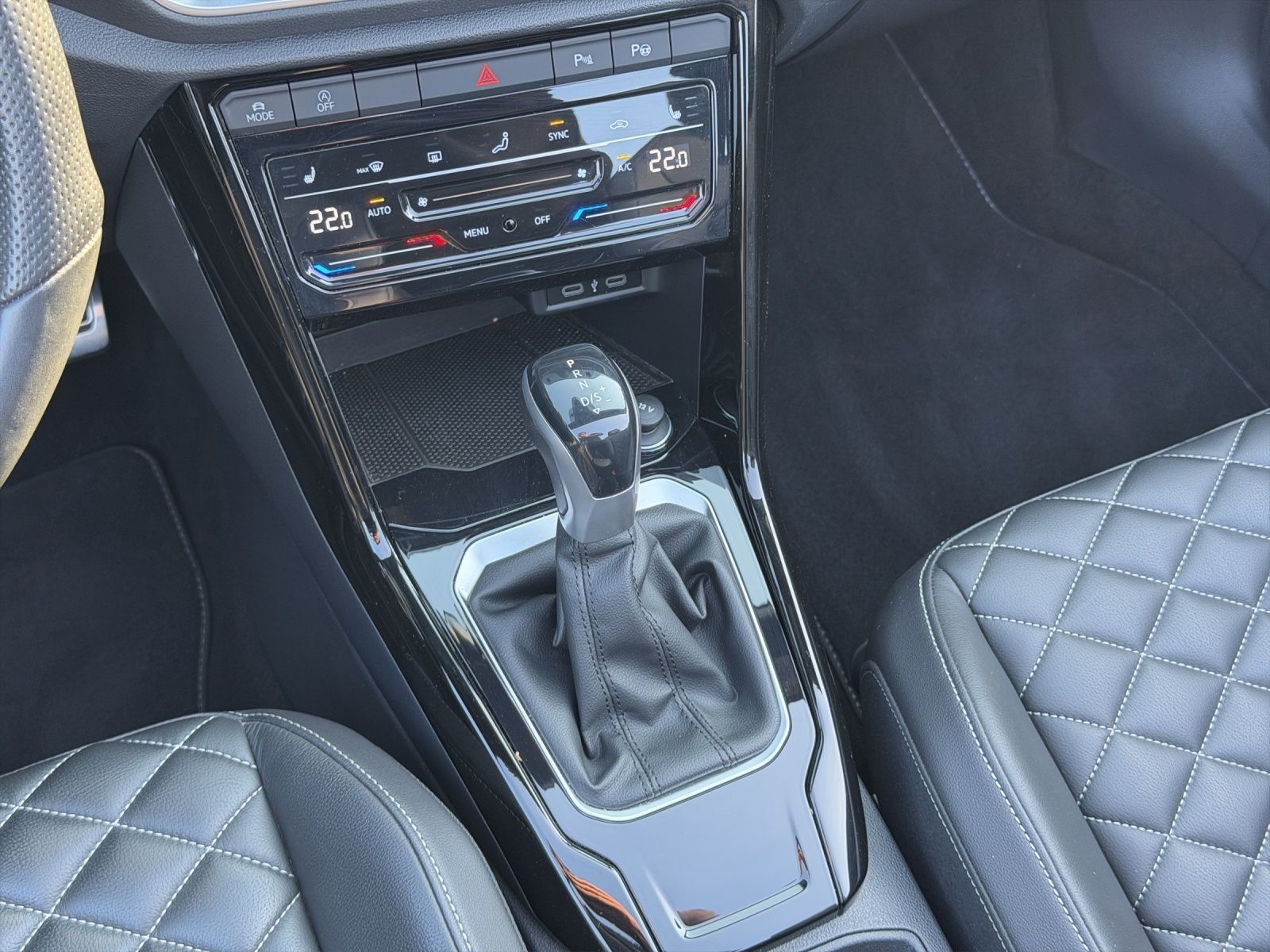 Volkswagen T-Roc 2022 г. Белый, пробег 20299 км