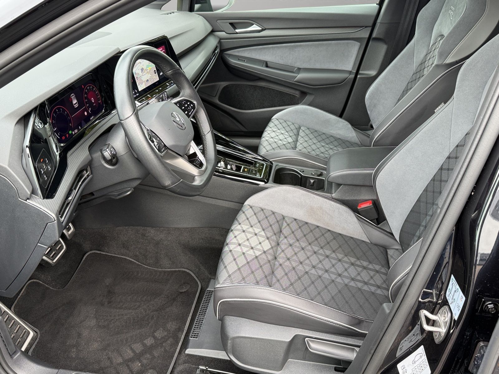 Volkswagen Golf 2023 г. Чёрный, пробег 26406 км