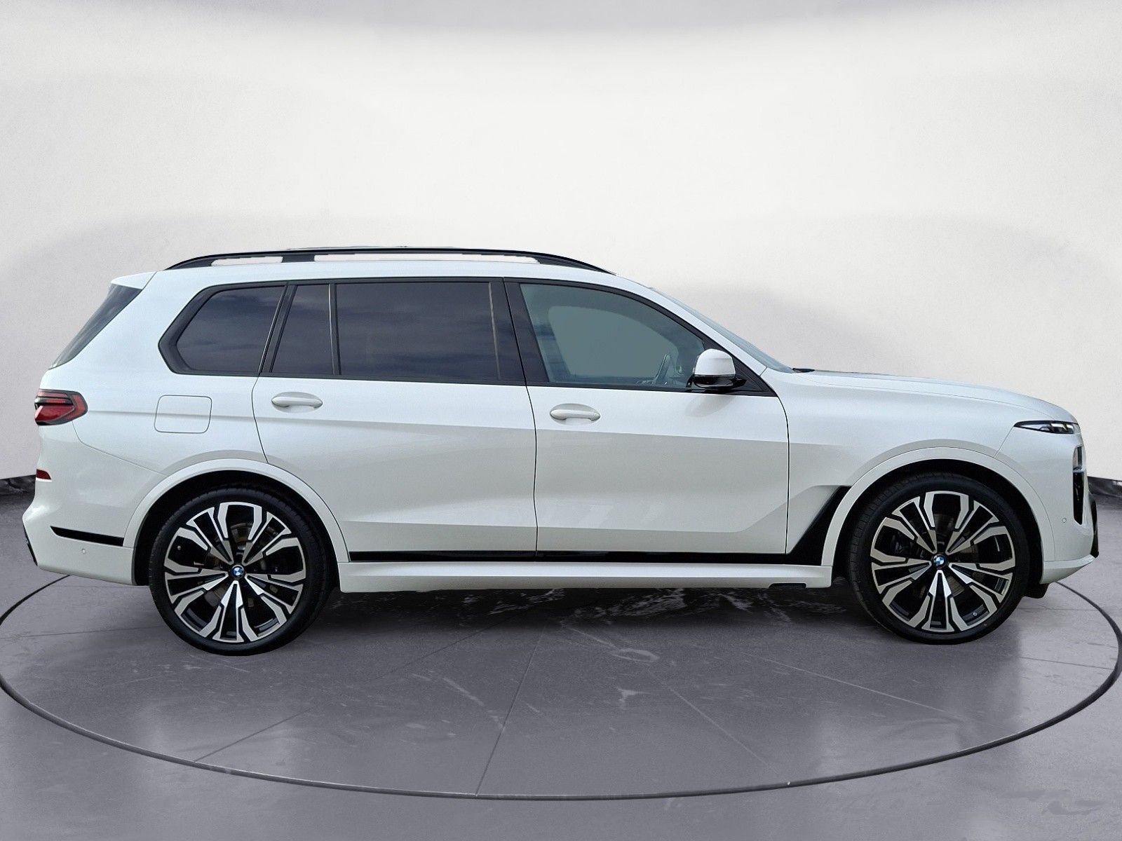 BMW X7 2023 г. Белый, пробег 32990 км