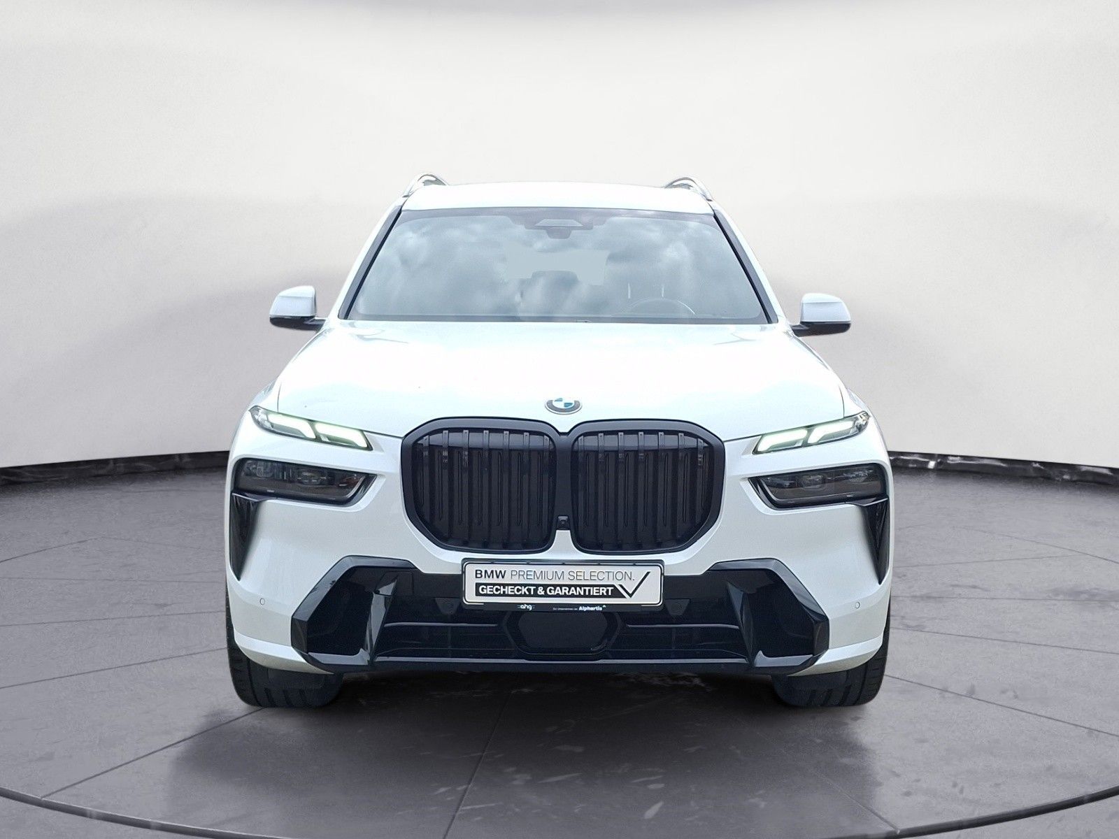 BMW X7 2023 г. Белый, пробег 32990 км