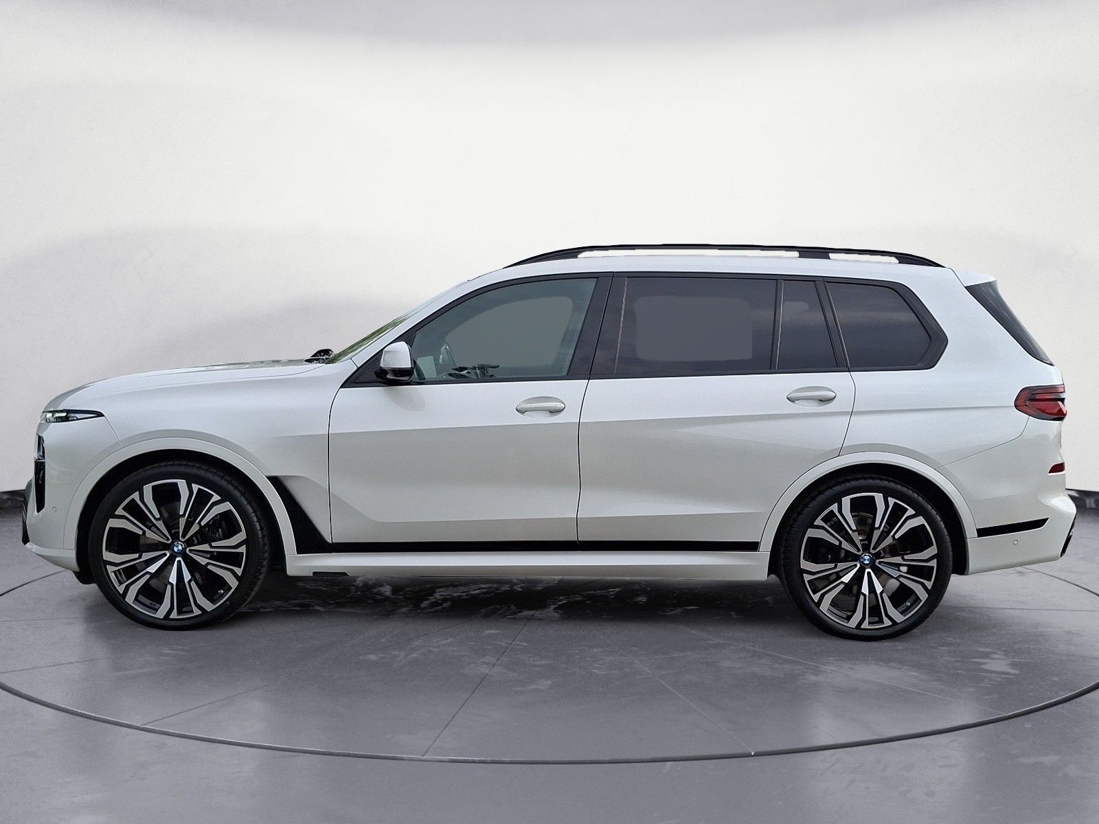 BMW X7 2023 г. Белый, пробег 32990 км
