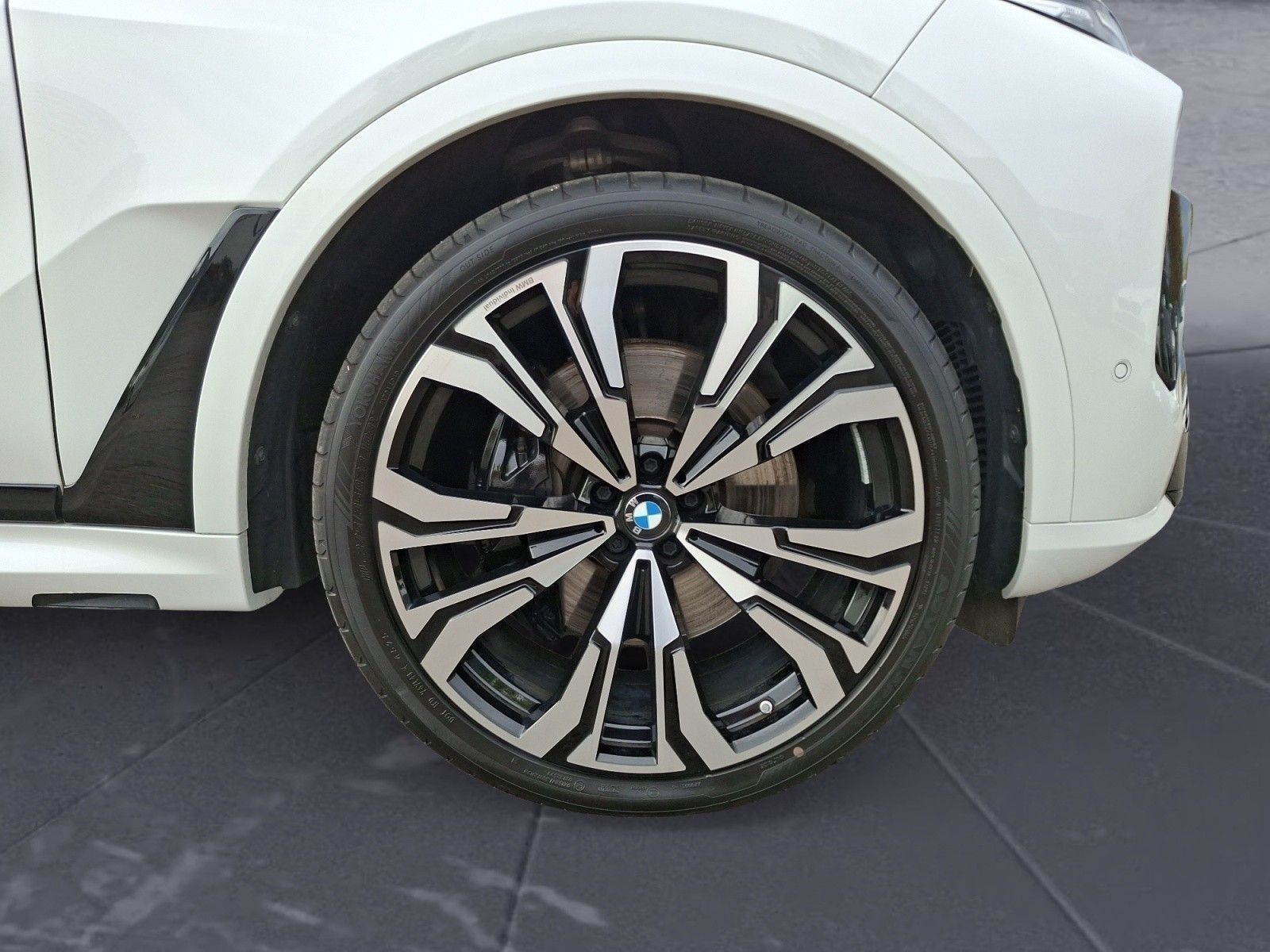 BMW X7 2023 г. Белый, пробег 32990 км