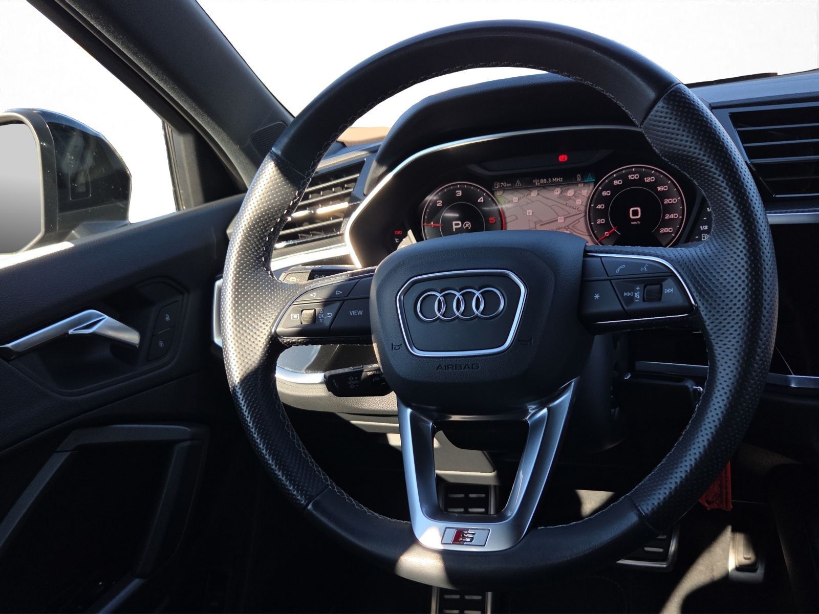 Audi Q3 2023 г. Чёрный, пробег 51800 км