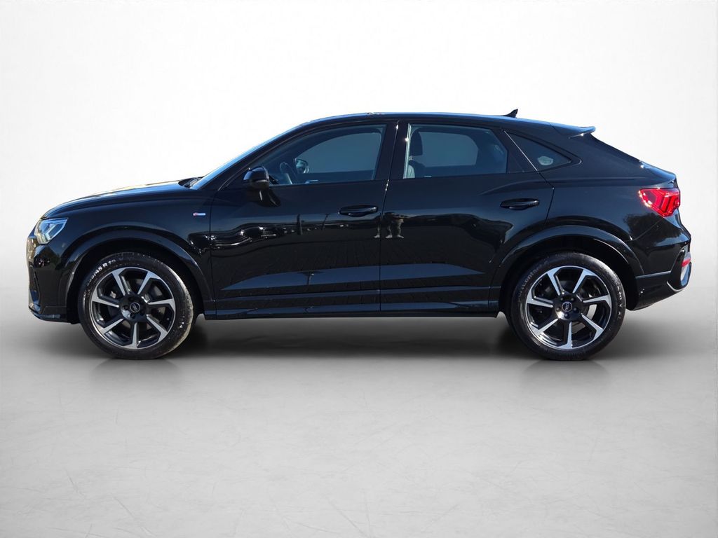 Audi Q3 2023 г. Чёрный, пробег 51800 км