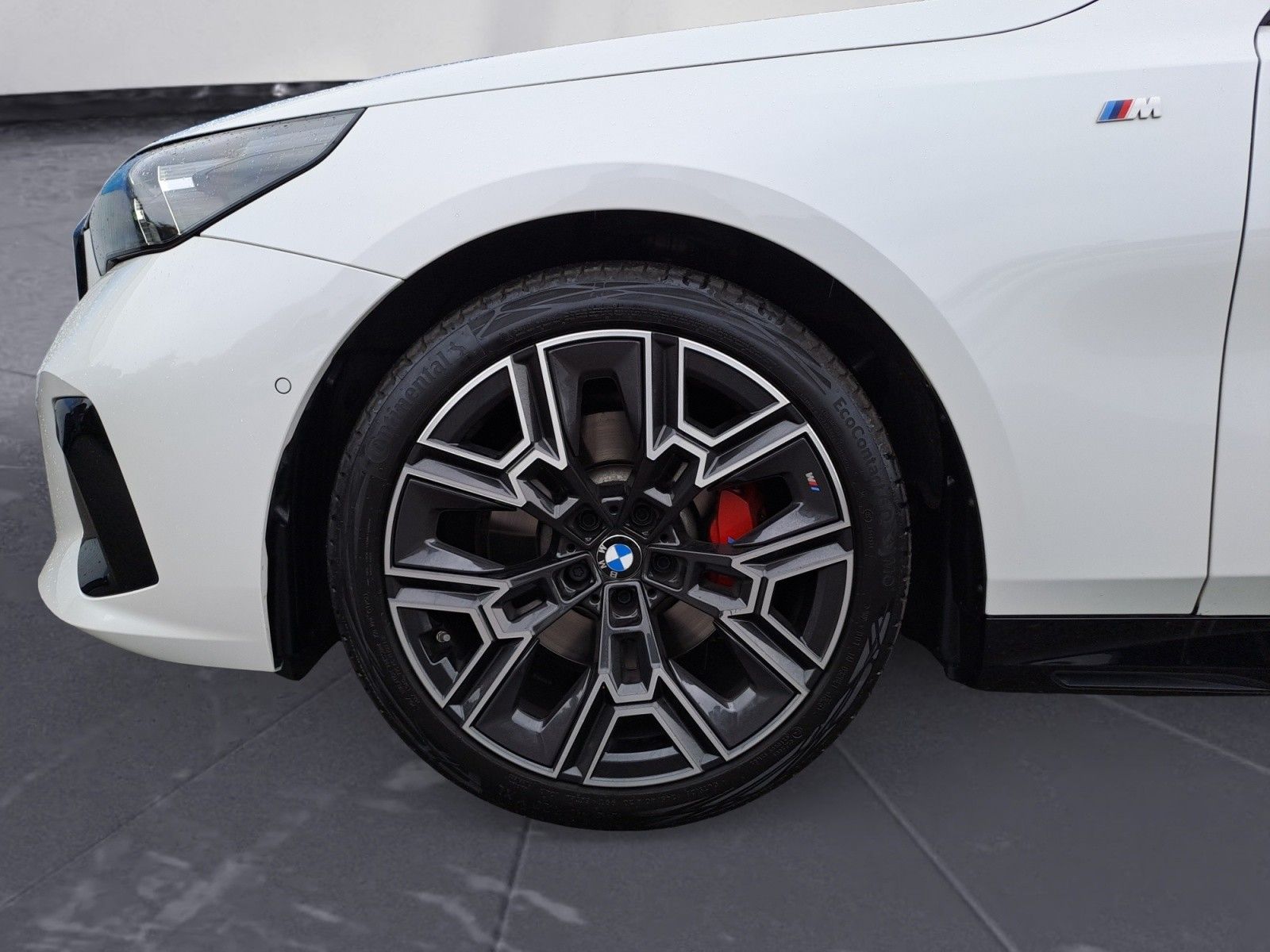 BMW 520 2025 г. Белый, пробег 28113 км