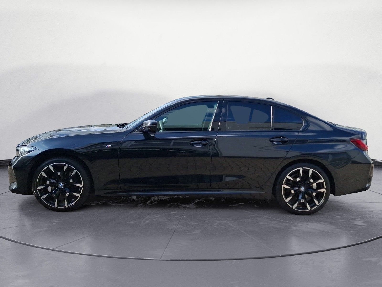 BMW 320 2025 г. Чёрный, пробег 18304 км