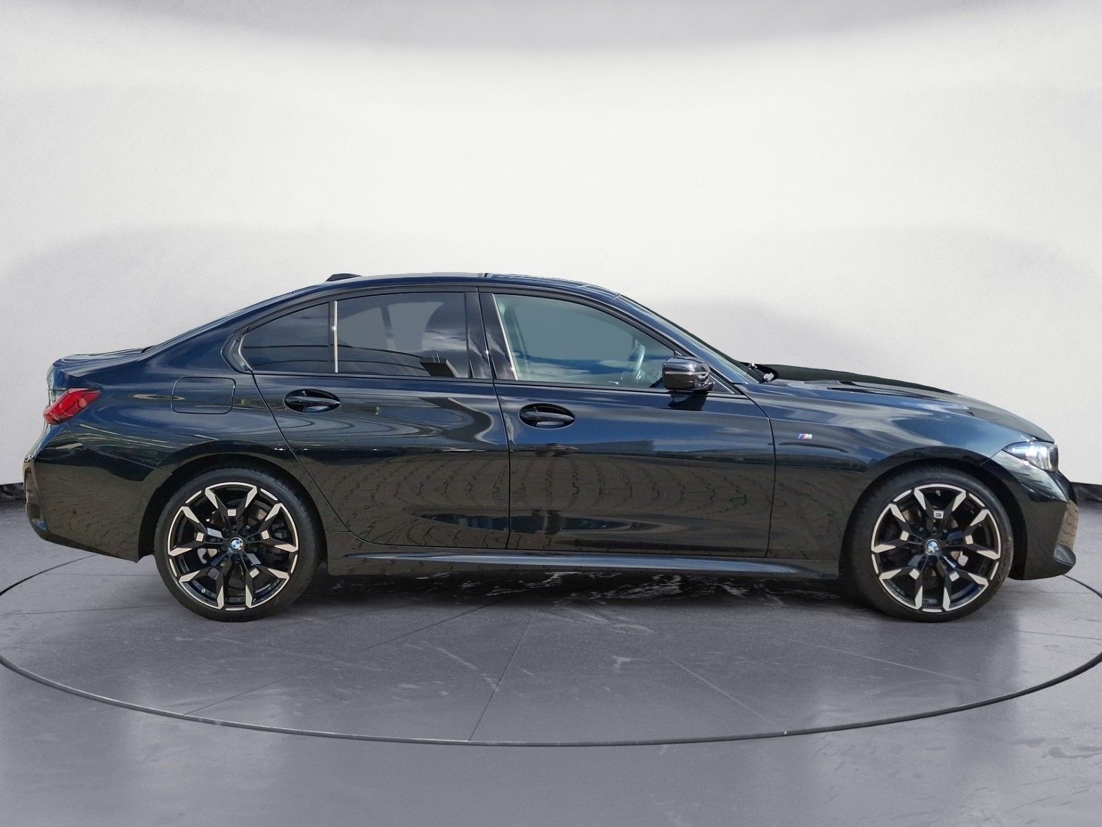 BMW 320 2025 г. Чёрный, пробег 18304 км