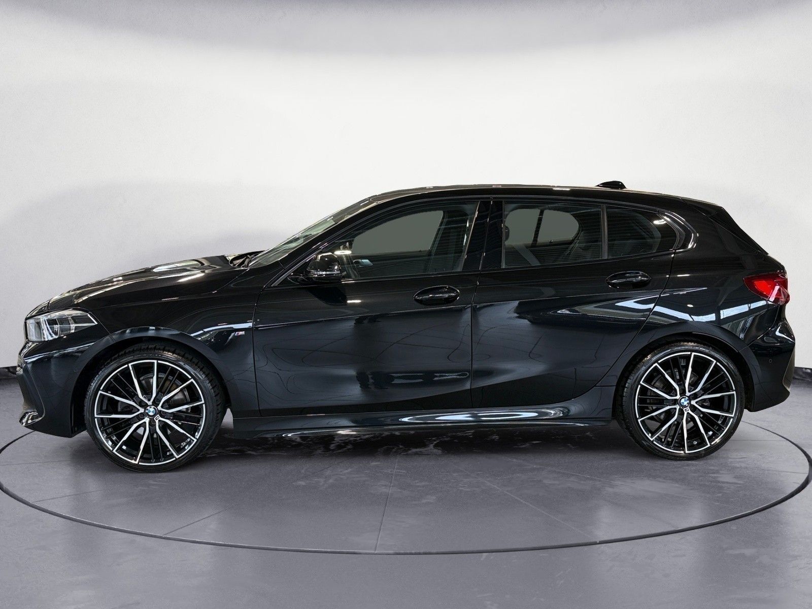 BMW 118 2022 г. Чёрный, пробег 42856 км