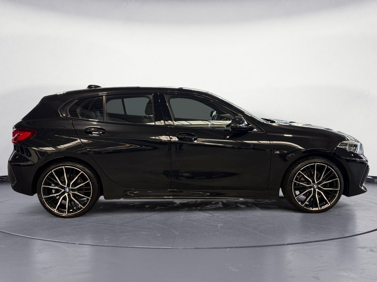 BMW 118 2022 г. Чёрный, пробег 42856 км