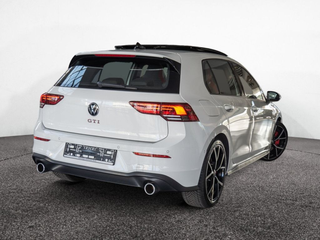 Volkswagen Golf 2023 г. Белый, пробег 31259 км
