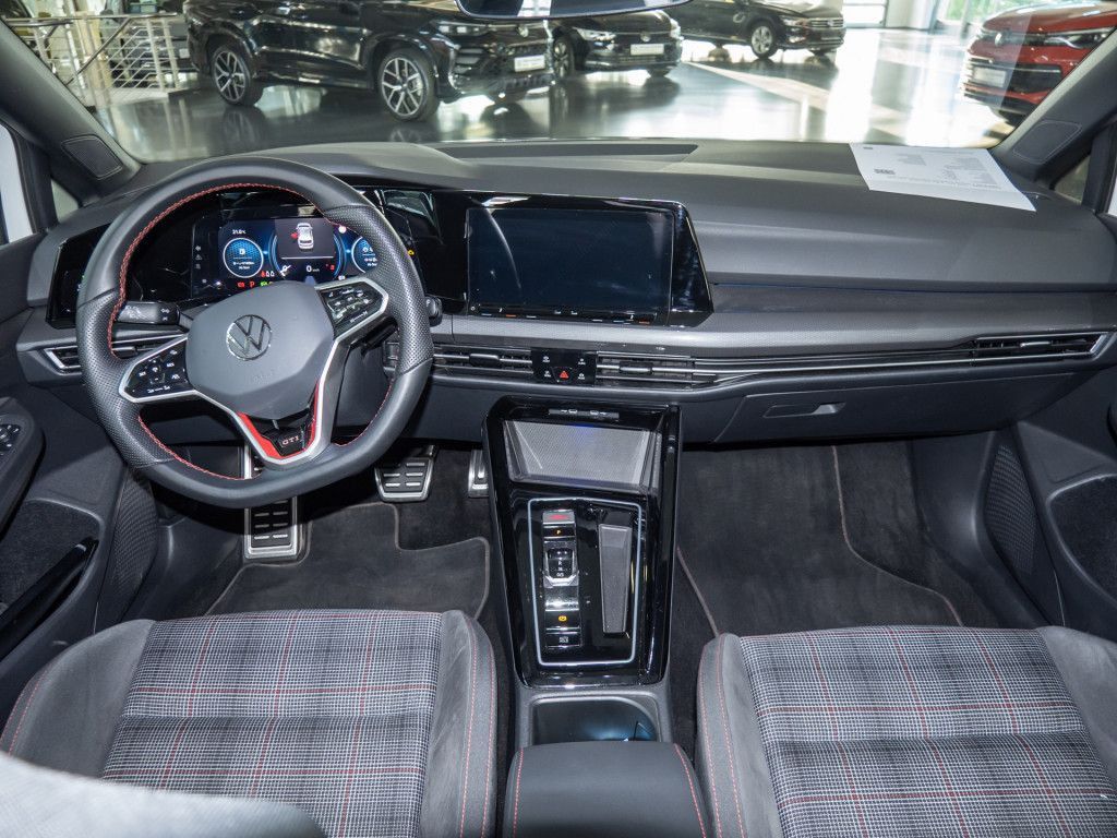 Volkswagen Golf 2023 г. Белый, пробег 31259 км