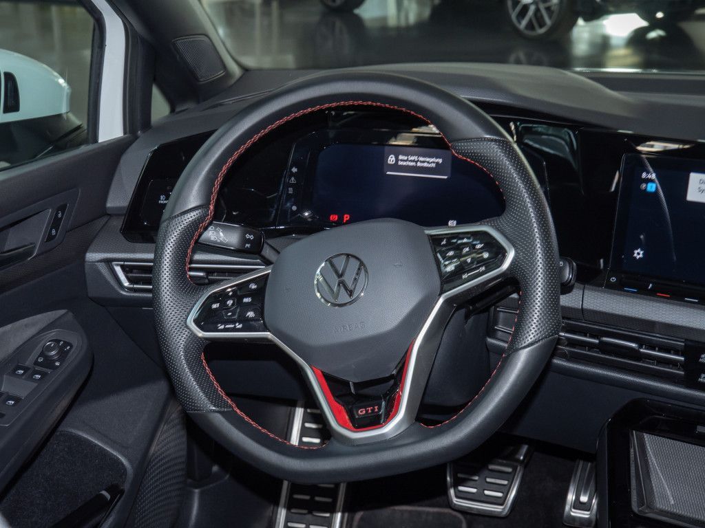Volkswagen Golf 2023 г. Белый, пробег 31259 км
