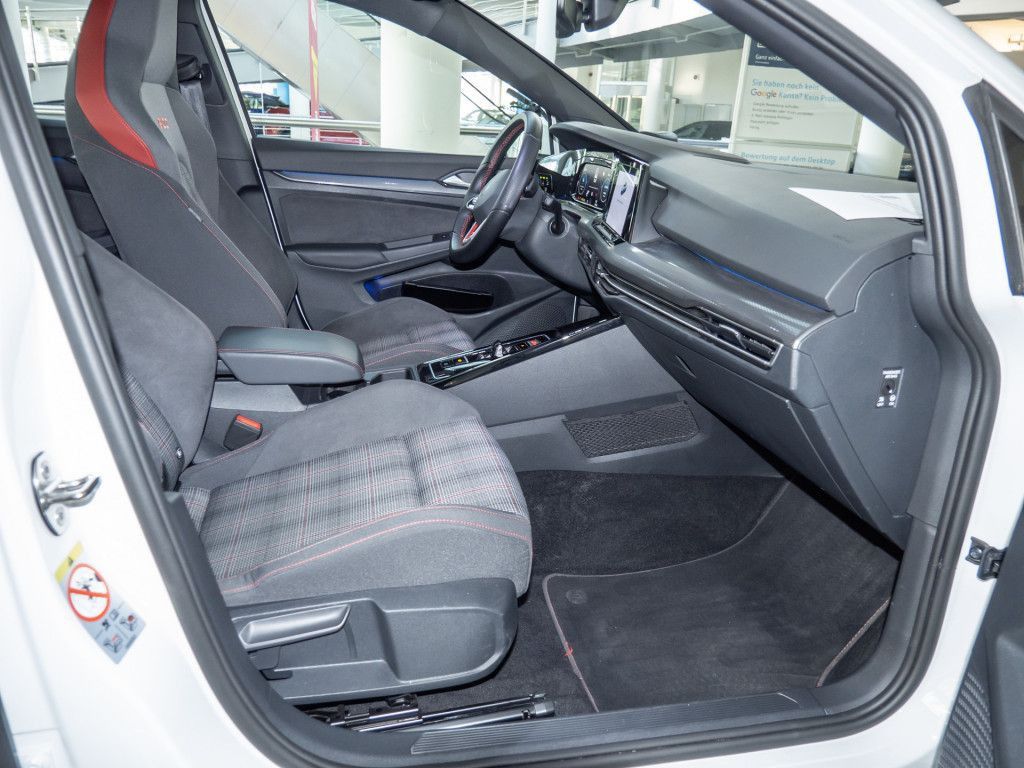 Volkswagen Golf 2023 г. Белый, пробег 31259 км