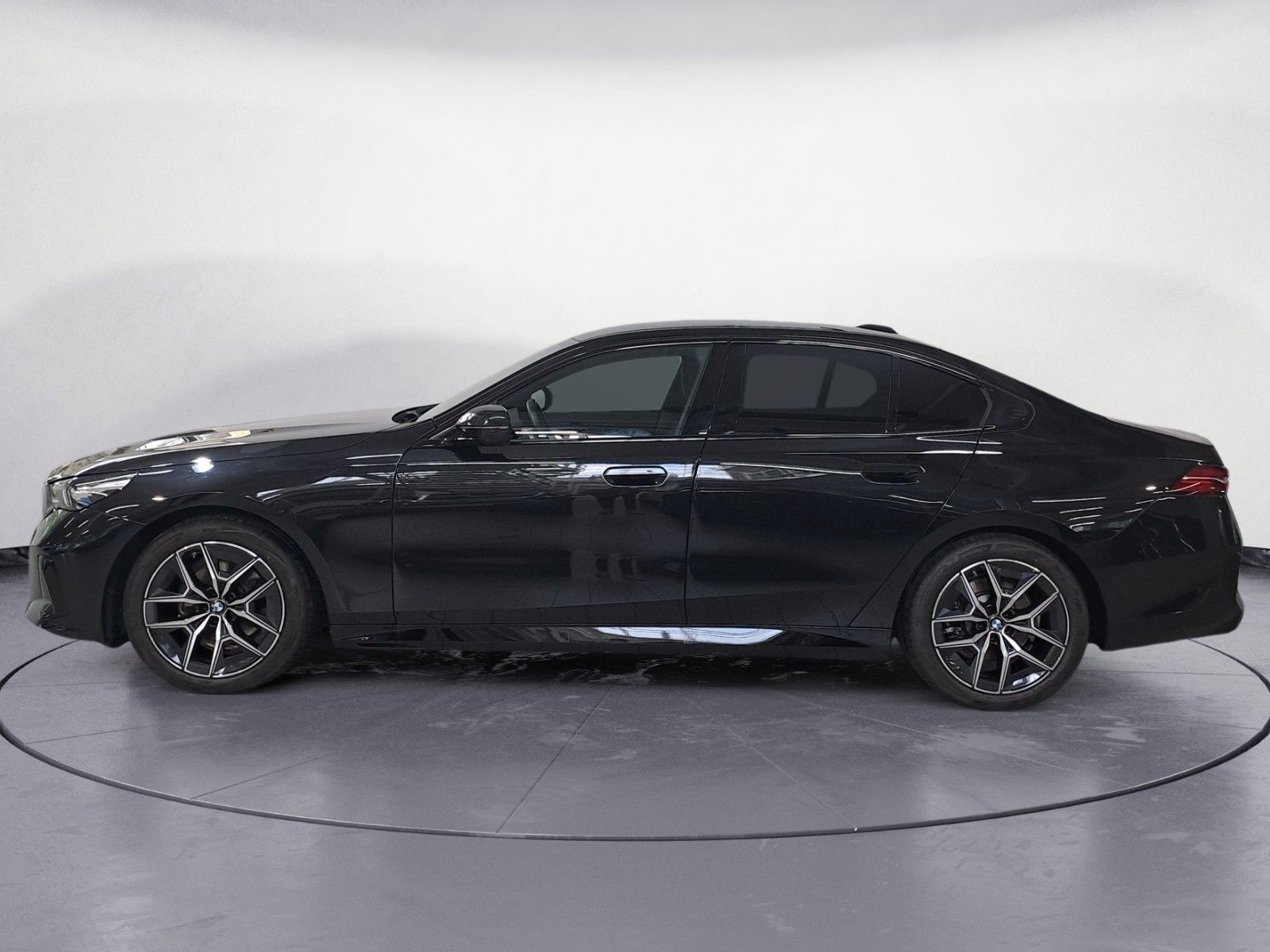 BMW 520 2025 г. Чёрный, пробег 20000 км