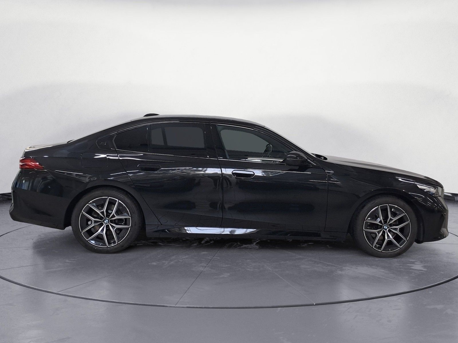 BMW 520 2025 г. Чёрный, пробег 20000 км