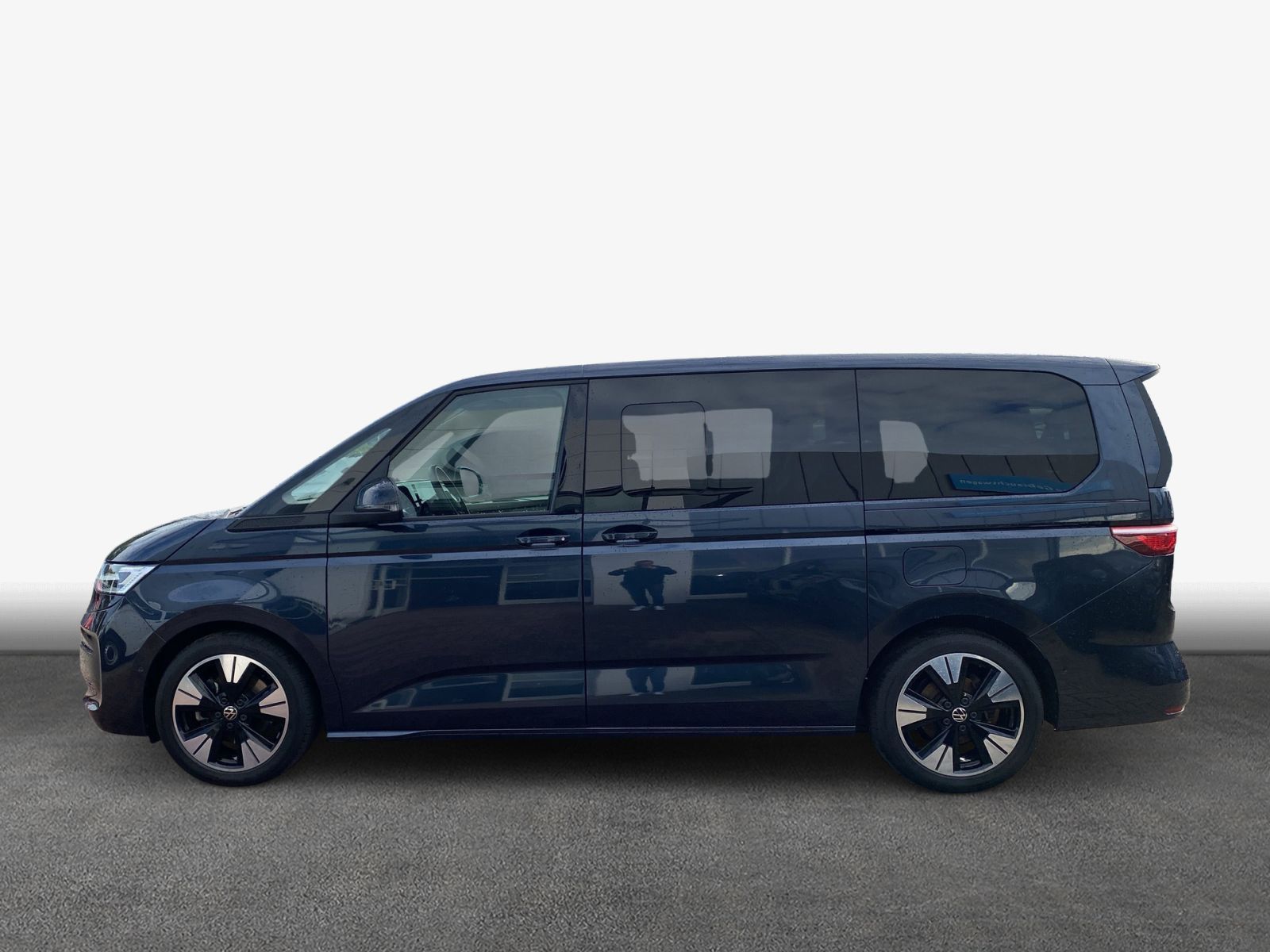 Volkswagen T7 MULTIVAN 2025 г. Синий, пробег 14000 км