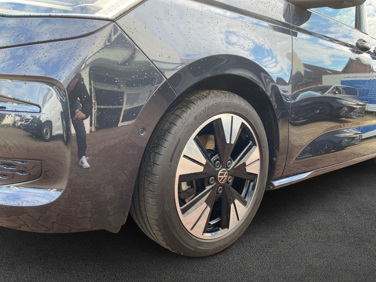 Volkswagen T7 MULTIVAN 2025 г. Синий, пробег 14000 км