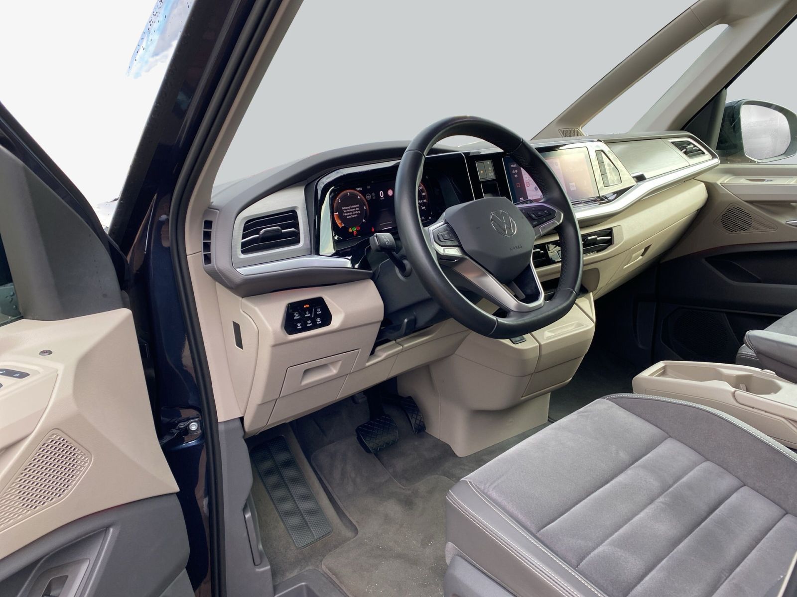 Volkswagen T7 MULTIVAN 2025 г. Синий, пробег 14000 км