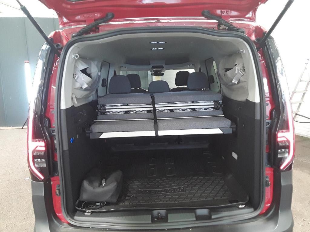 Volkswagen CADDY MAXI 2022 г. Красный, пробег 38240 км