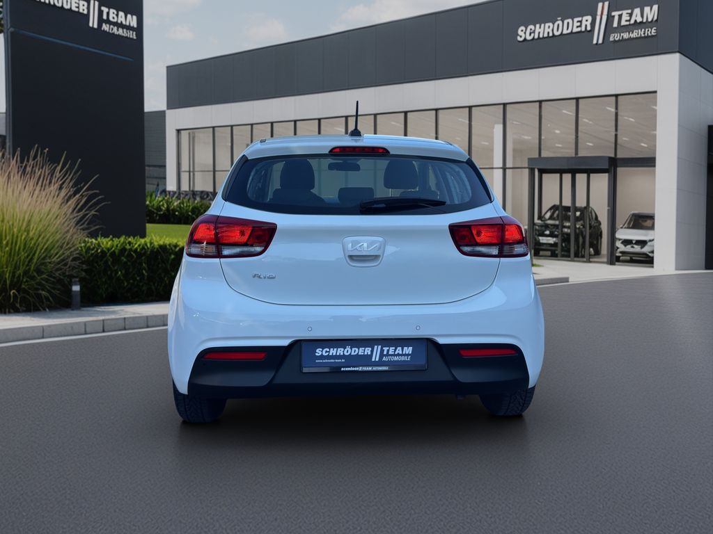 Kia Rio 2023 г. Белый, пробег 57882 км