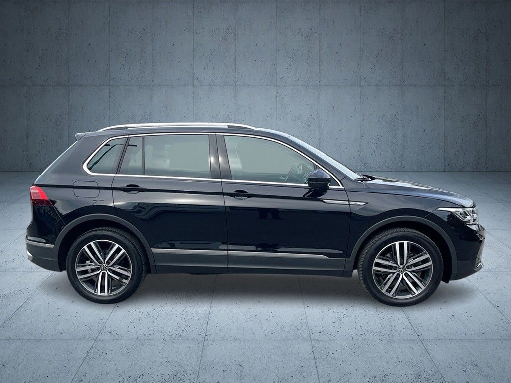 Volkswagen Tiguan 2023 г. Чёрный, пробег 50950 км