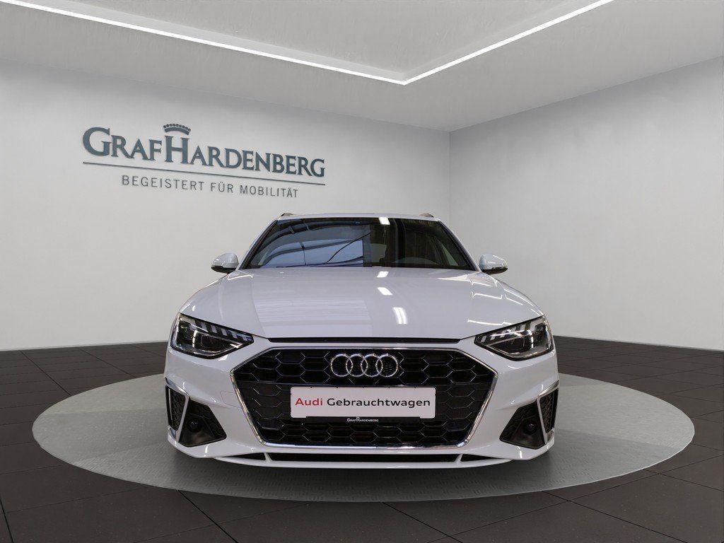 Audi A4 2022 г. Белый, пробег 33000 км