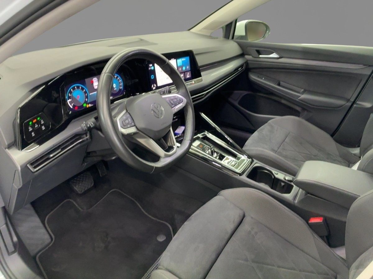 Volkswagen Golf 2024 г. Белый, пробег 46781 км