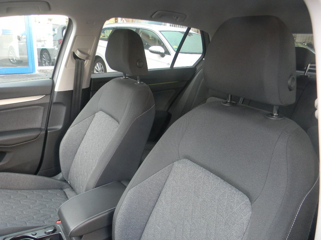 Volkswagen Golf 2024 г. Серый, пробег 30700 км