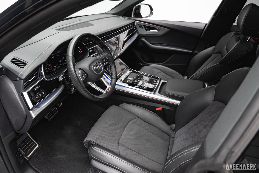 Audi Q8 2024 г. Чёрный, пробег 34000 км