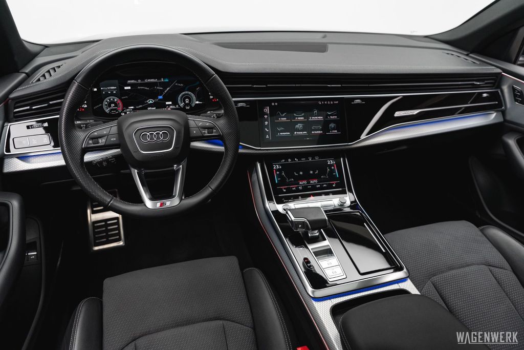Audi Q8 2024 г. Чёрный, пробег 34000 км