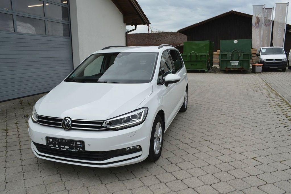 Volkswagen Touran 2023 г. Белый, пробег 55000 км