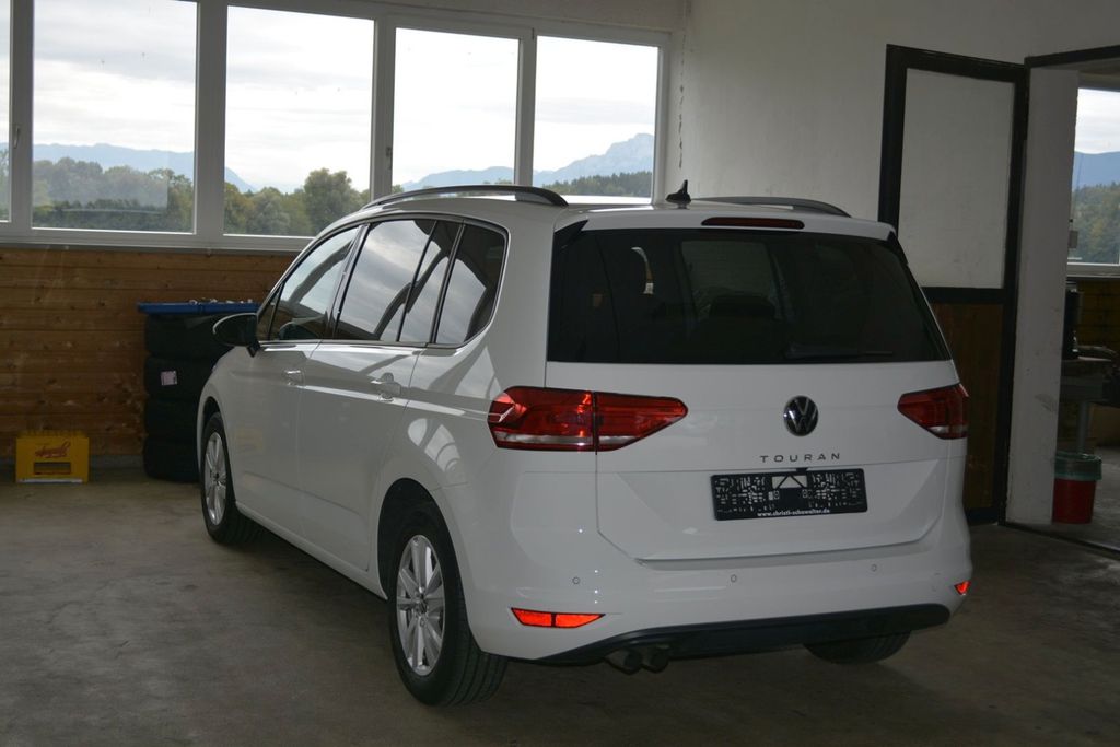 Volkswagen Touran 2023 г. Белый, пробег 55000 км