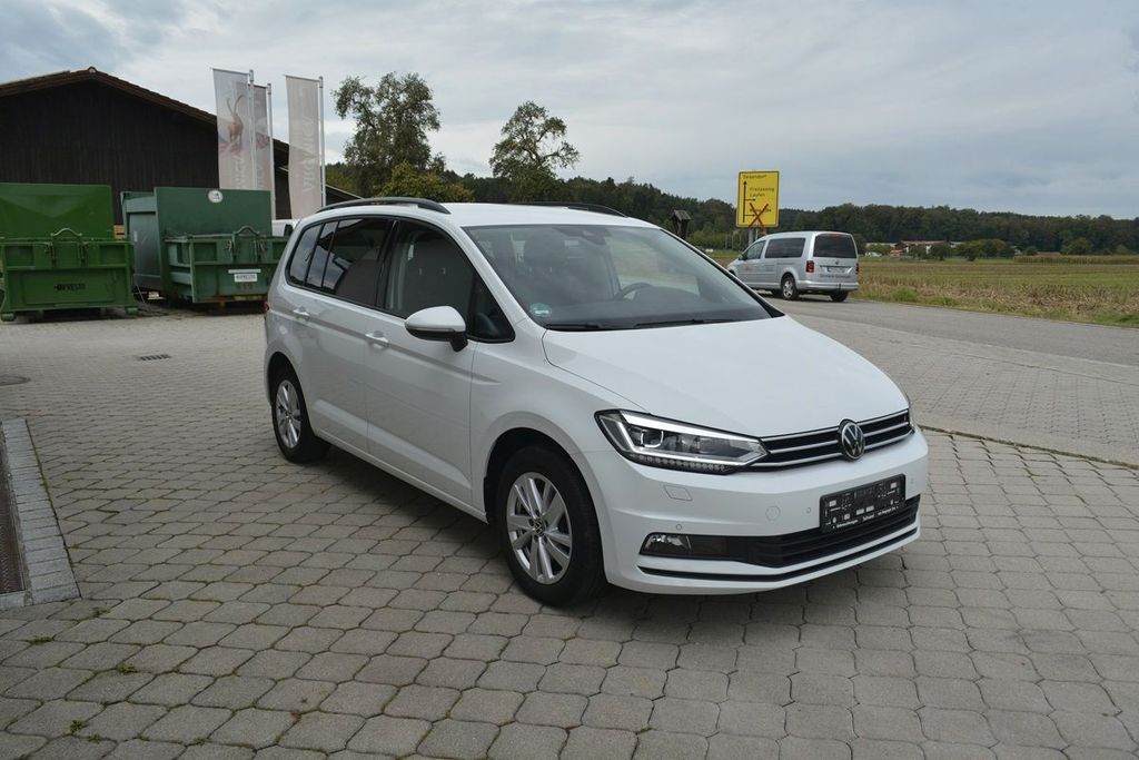 Volkswagen Touran 2023 г. Белый, пробег 55000 км