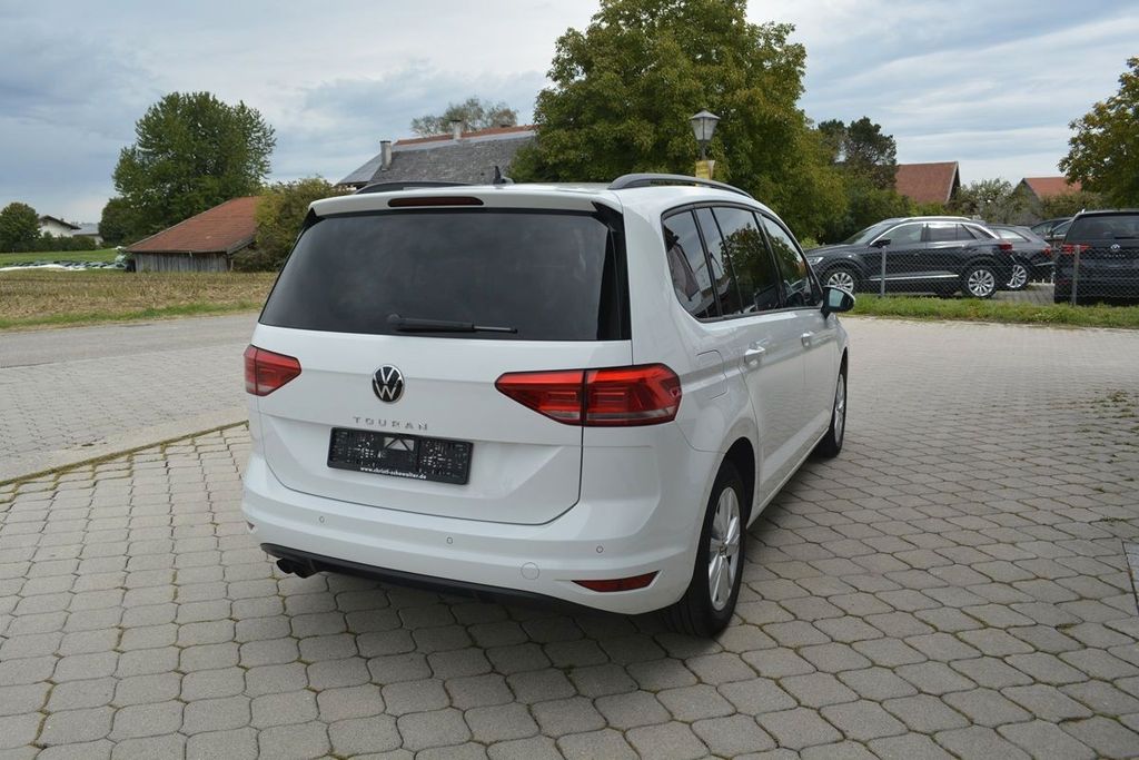 Volkswagen Touran 2023 г. Белый, пробег 55000 км