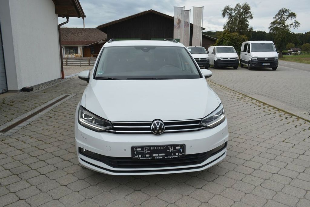 Volkswagen Touran 2023 г. Белый, пробег 55000 км