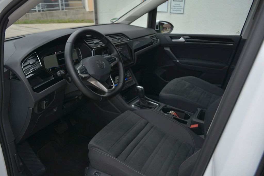 Volkswagen Touran 2023 г. Белый, пробег 55000 км