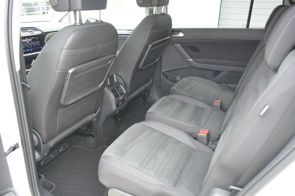 Volkswagen Touran 2023 г. Белый, пробег 55000 км