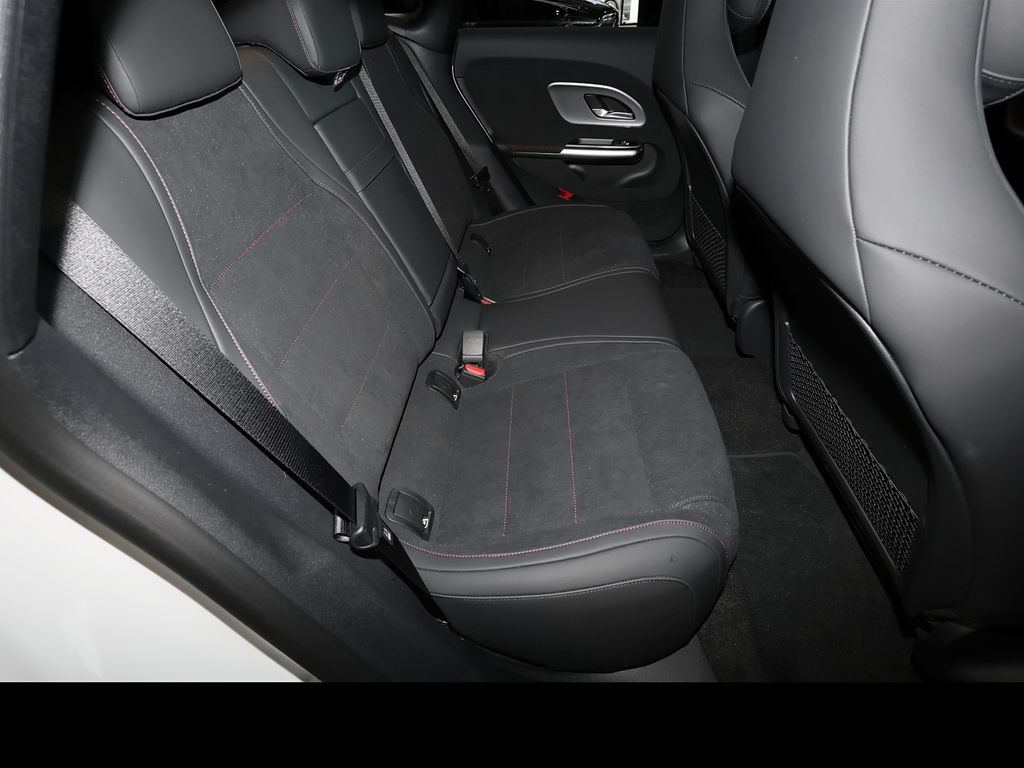 Mercedes-Benz CLA 200 2026 г. Белый, пробег 10000 км