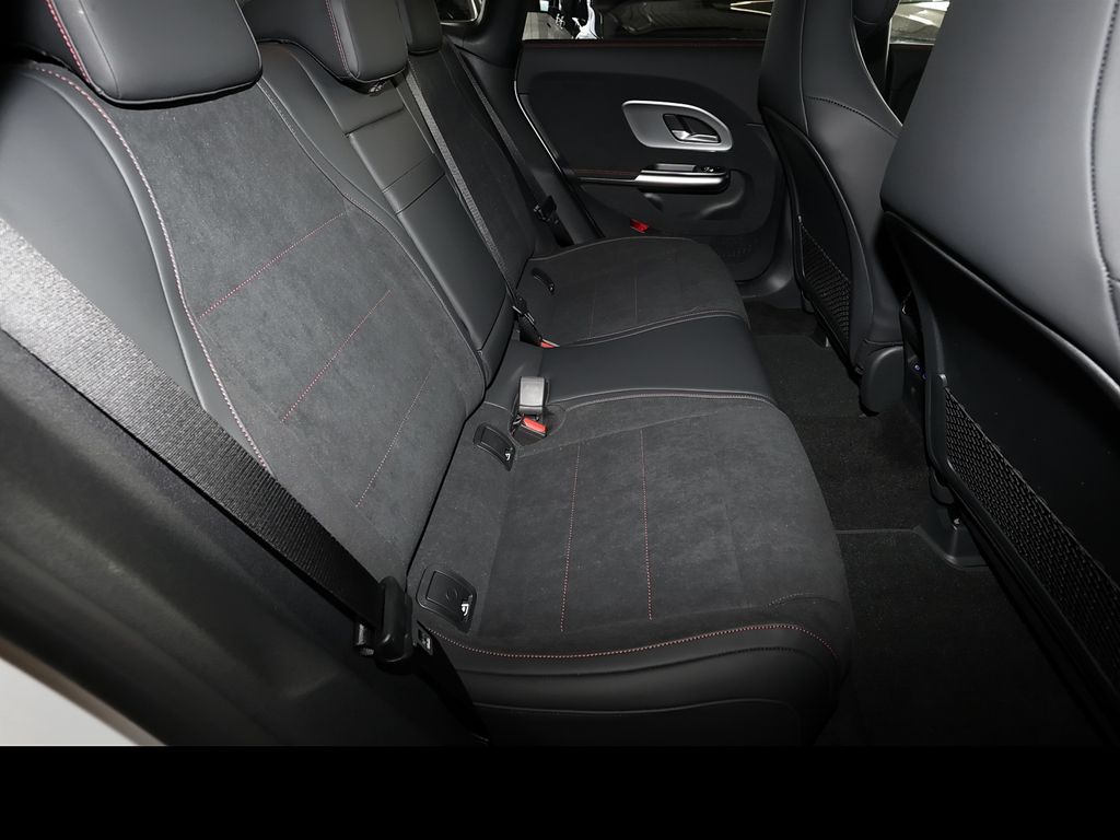 Mercedes-Benz CLA 200 2026 г. Белый, пробег 10000 км