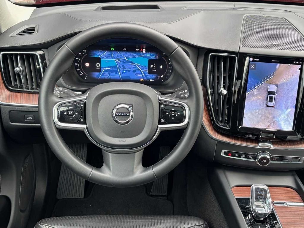 Volvo XC60 2023 г. Красный, пробег 59831 км